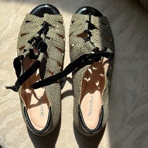 BEAUTIFEEL EDYTA LACE UP GIRAFFE PRINT LOW WEDGE OPEN‎ TOE CUTOUT FISHERMAN.